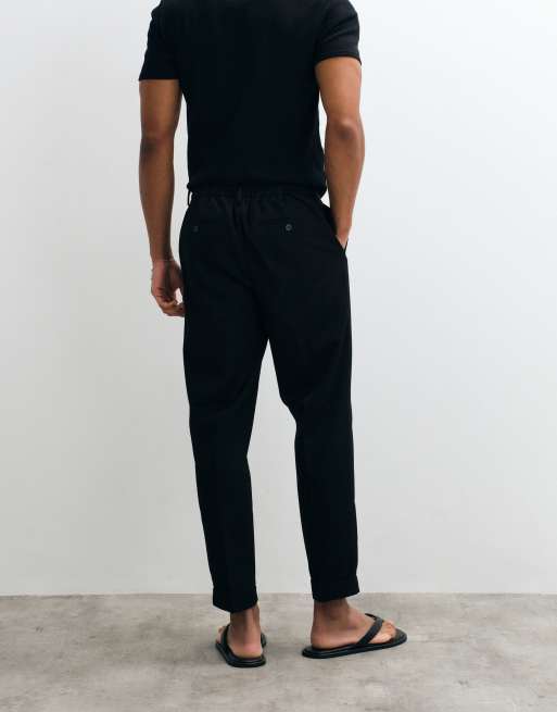ASOS DESIGN getailleerde toelopende broek in zwart met elastische taille en omslag, 4 van 5