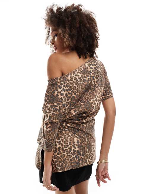 ASOS DESIGN - Getailleerde top met rechte hals en blote schouder in luipaardprint, 4 van 4