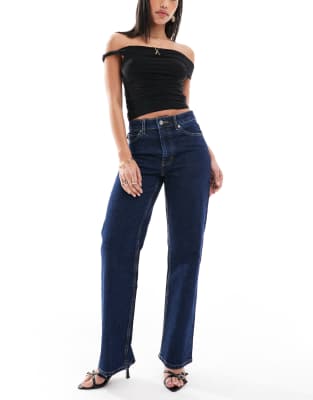 ASOS DESIGN - Getönte Jeans mit geradem Schnitt und bequemem Stretchanteil-Marineblau