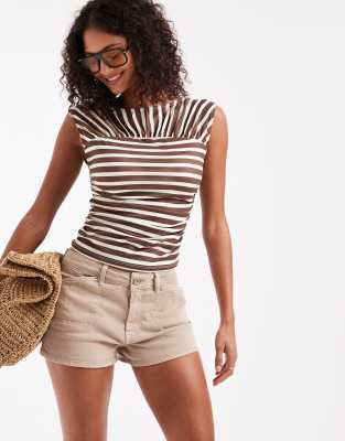ASOS DESIGN - Gewaschene, knapp sitzende Micro-Shorts in Braun mit Fischgrätmuster