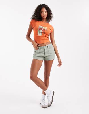 ASOS DESIGN - Gewaschene, knapp sitzende Micro-Shorts in Grün mit Fischgrätmuster