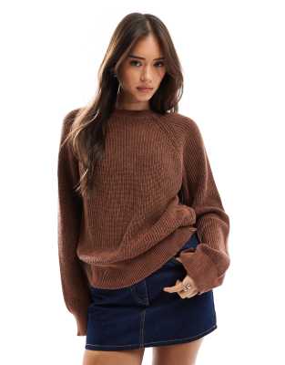 ASOS DESIGN - Gewaschener Strickpullover in Braun mit Rundhalsausschnitt und Raglanärmeln