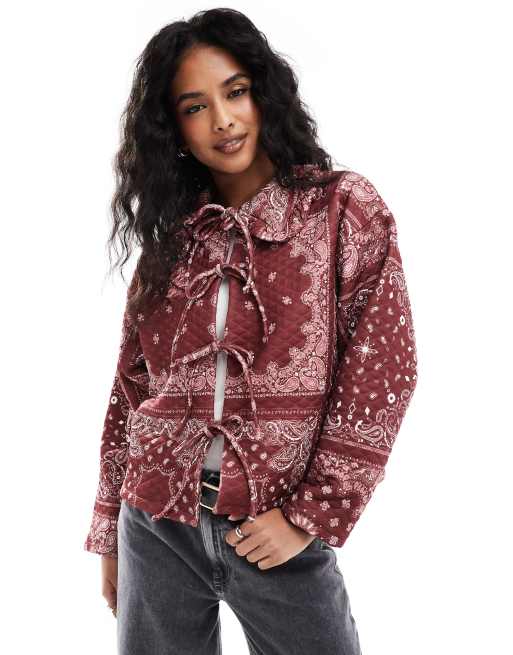 ASOS DESIGN - Gewatteerd jack met lange mouwen en kraagje in bandanaprint in bordeauxrood