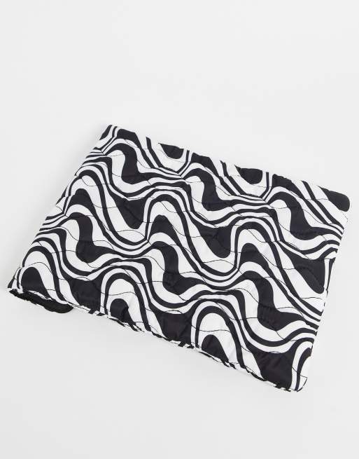 ASOS DESIGN - Gewatteerde laptophoes met golvende print in zwart-wit , 3 van 4