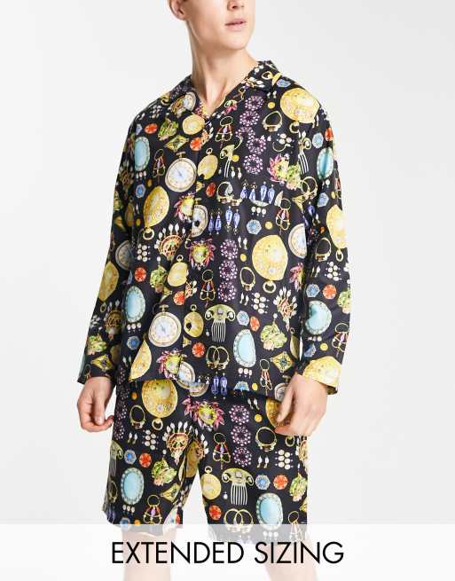 ASOS DESIGN – Gewebter Pyjama aus langärmligem Hemd und Shorts in Schwarz mit buntem Print-Muster