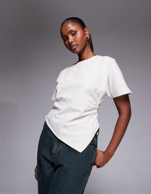 ASOS DESIGN - Gewebtes, asymmetrisches T-Shirt in Cremeweiß mit Raffung