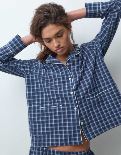 ASOS DESIGN gewebtes langärmliges Pyjama-Set in blau kariert, 4 von 4