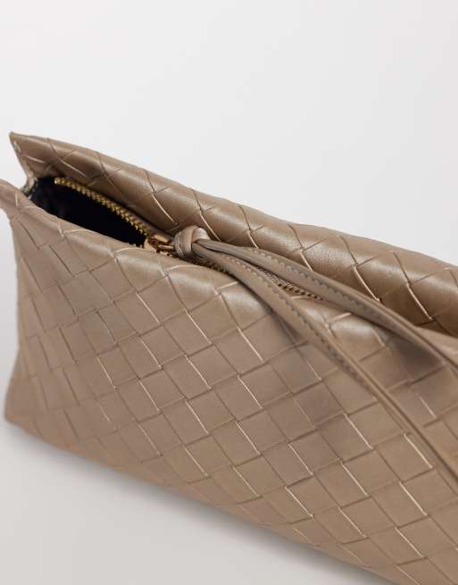 ASOS DESIGN - Geweven clutch met rits aan de bovenkant in licht metallic goud, 3 van 4