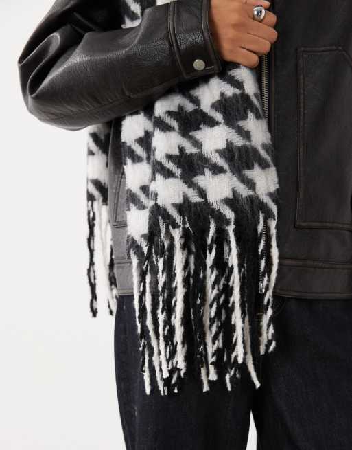 ASOS DESIGN geweven sjaal met pied-de-poule in zwart en wit, 2 van 3