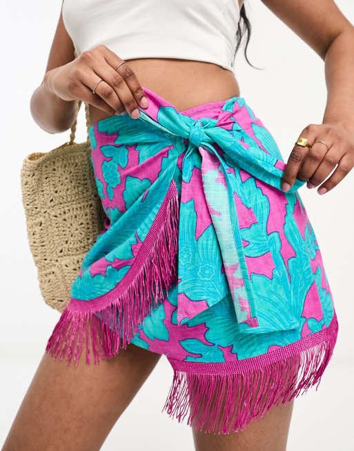 ASOS DESIGN – Gewickelter Sarong-Minirock mit auffälligem Blumenmuster und Fransen