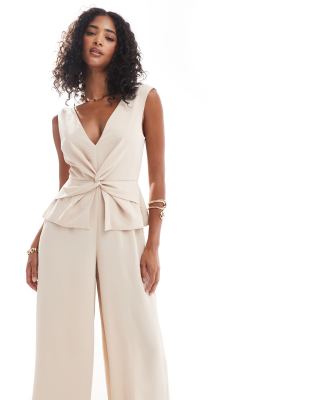 ASOS DESIGN - Gewickelter Westen-Jumpsuit in Hellbeige mit V-Ausschnitt-Neutral