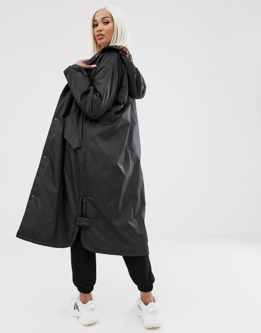 ASOS DESIGN Petite - Giacca antipioggia oversize lunga nera con fodera in  pile borg