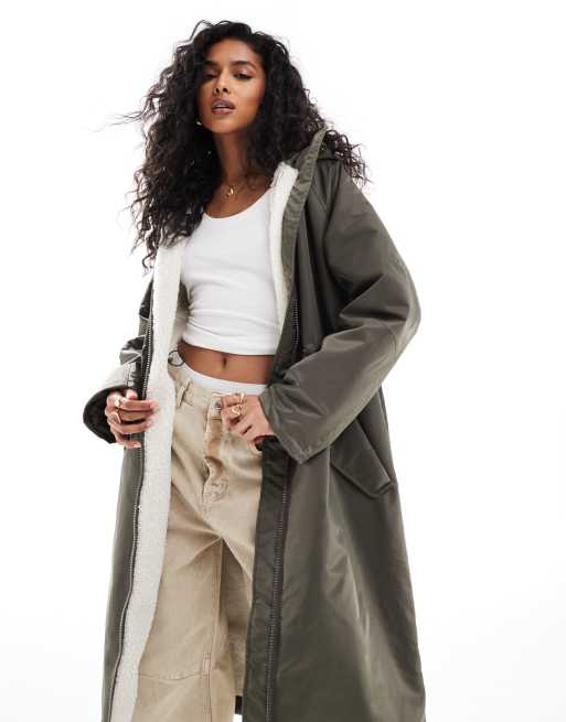 ASOS DESIGN - Giacca antipioggia taglio lungo kaki con fodera in pile borg