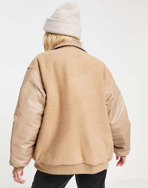 ASOS DESIGN - Giacca bomber college color cammello con maniche in pelle sintetica, 2 di 4
