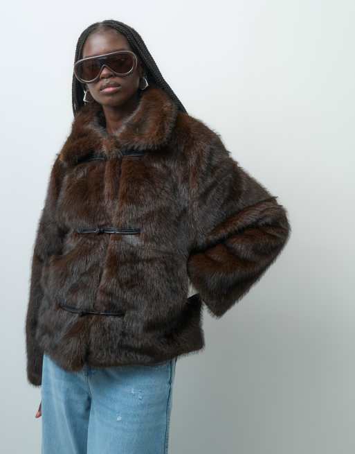 ASOS DESIGN giacca corta in pelliccia sintetica con chiusure a alamari e finiture in marrone, 2 di 4
