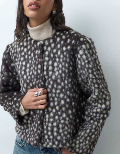 ASOS DESIGN giacca corta senza colletto in pelliccia sintetica spazzolata a macchie dalmata, 2 di 5