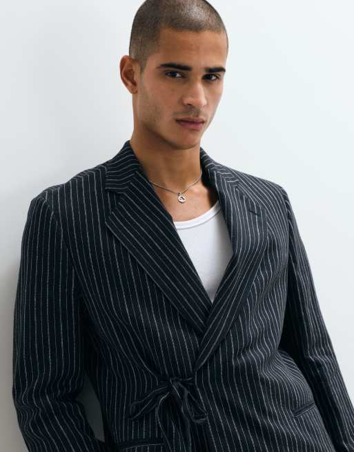 ASOS DESIGN giacca da abito regular in misto lino con cintura da annodare in vita a righe navy, 3 di 5