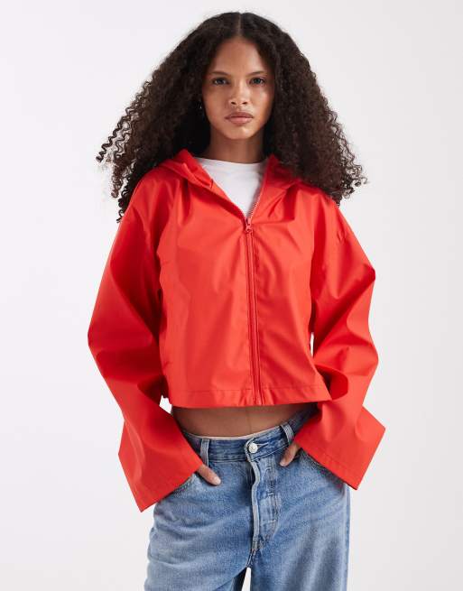 ASOS DESIGN - Giacca da pioggia gommata taglio corto rosso acceso con cappuccio