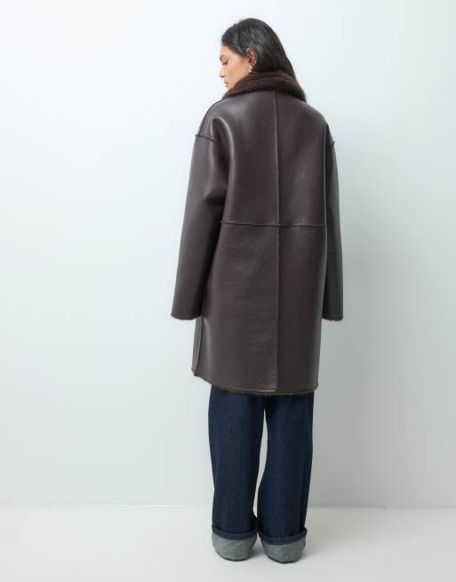 ASOS DESIGN giacca lunga in montone con fodera in pelliccia sintetica marrone scuro, 5 di 6