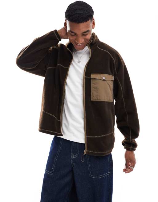 ASOS DESIGN - Giacca oversize in pile polar marrone con tasca sul petto e cuciture a contrasto