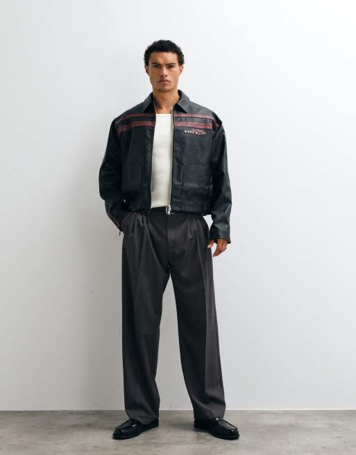 ASOS DESIGN - Giacca stile motocross oversize squadrata in pelle sintetica nera con righe bordeaux, 2 di 5