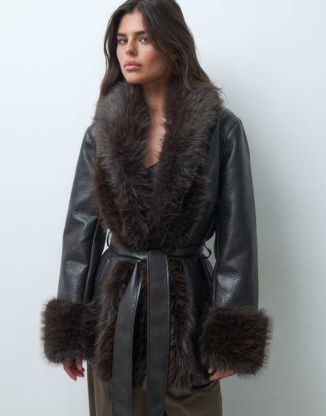 ASOS DESIGN giacca trench effetto pelle con finiture in pelliccia sintetica marrone scuro - view 1