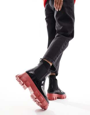 ASOS DESIGN - Giana - Chelsea-Regenstiefel in Schwarz und Rot mit dicker Profilsohle