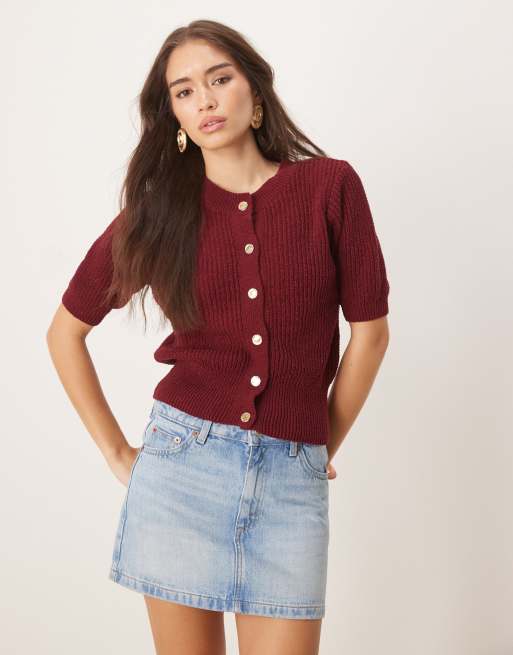ASOS DESIGN - Gilet à manches courtes en maille bouclée texturée avec boutons dorés - Bordeaux