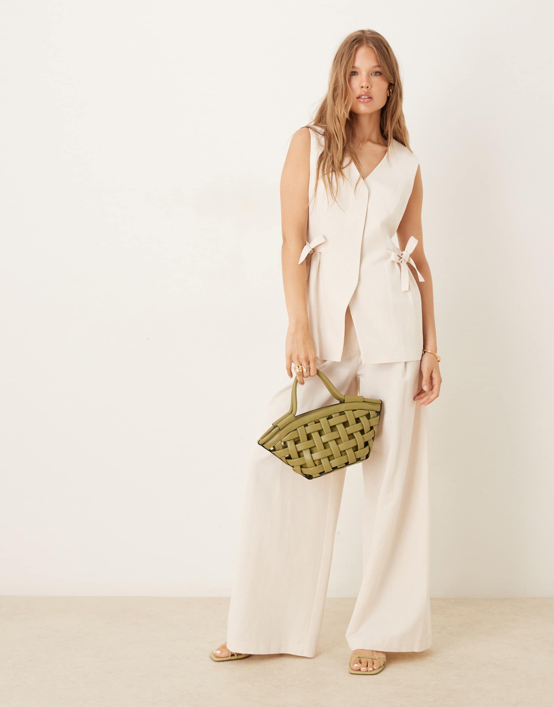 ASOS DESIGN - Gilet allacciato sul lato in misto lino avorio in coordinato