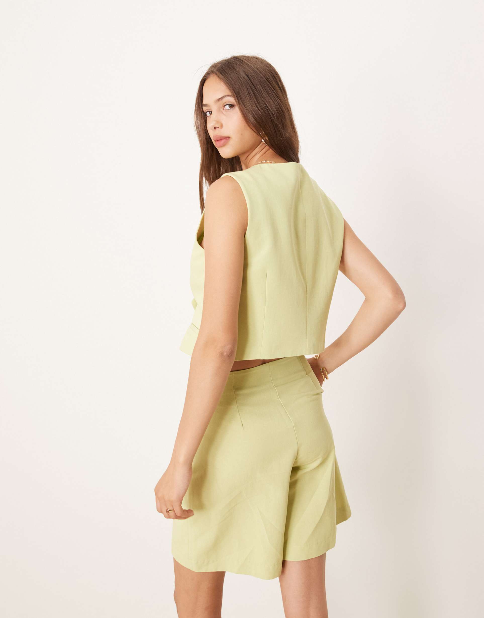 ASOS DESIGN - Gilet asimmetrico a portafoglio in misto lino verde in coordinato