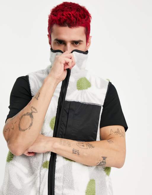 ASOS DESIGN – Gilet aus Teddyfell in Grau mit Taschen und Blumenmuster 