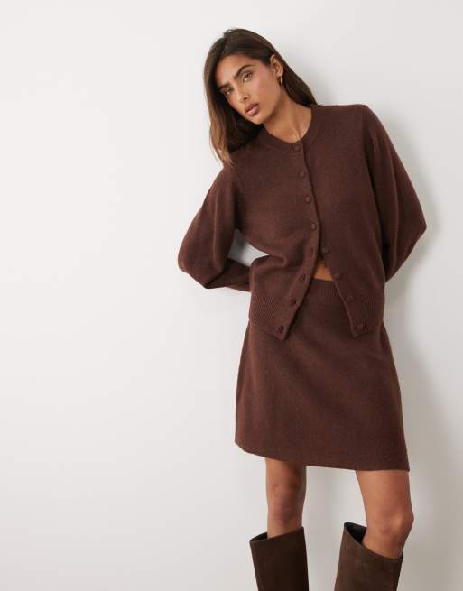 ASOS DESIGN - Ensemble gilet ras de cou à boutons recouverts et mini-jupe en laine - Chocolat, 2 de 3