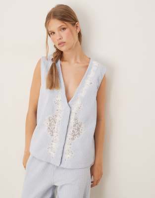 ASOS DESIGN - Gilet de tailleur brodé en crépon - view 1