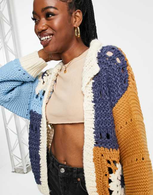 ASOS DESIGN - Gilet effet patchwork en maille au crochet avec col - Multicolore