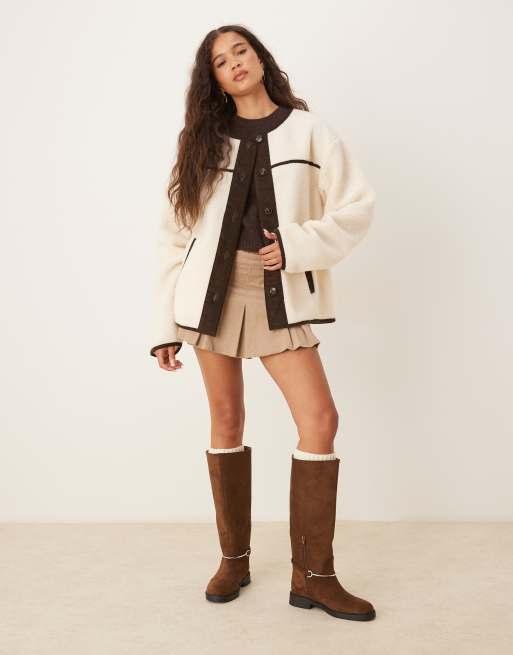 ASOS DESIGN - Gilet en imitation peau de mouton avec finitions en velours côtelé chocolat - Crème