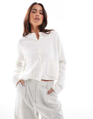 ASOS DESIGN - Gilet en maille duveteuse à poches plaquées - Crème-Blanc