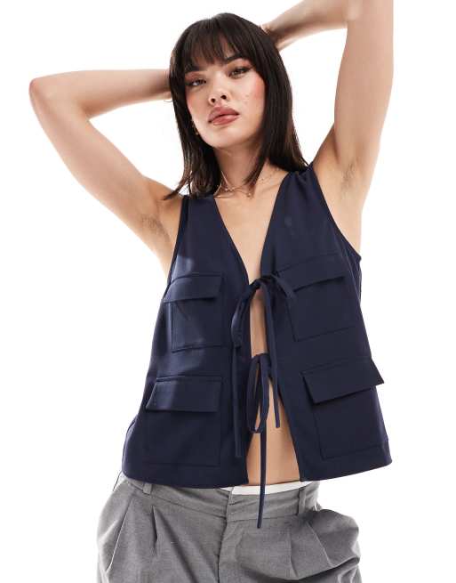 ASOS DESIGN - Gilet in crêpe blu navy allacciato in vita
