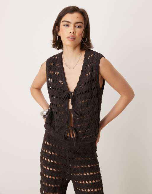 ASOS DESIGN - Gilet in maglia traforata all'uncinetto color cioccolato allacciato sul davanti