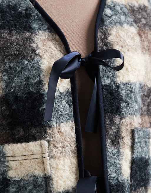 ASOS DESIGN - Gilet in pile borg a quadri con fiocchi, 3 di 4