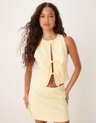 ASOS DESIGN - Gilet met gestrikte voorkant in botergeel - view 1