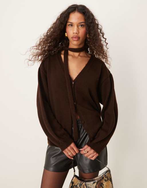 ASOS DESIGN - Gilet oversize duveteux avec foulard - Marron chocolat