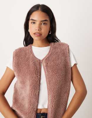 ASOS DESIGN - Gilet sans manches en imitation peau de mouton - Rose