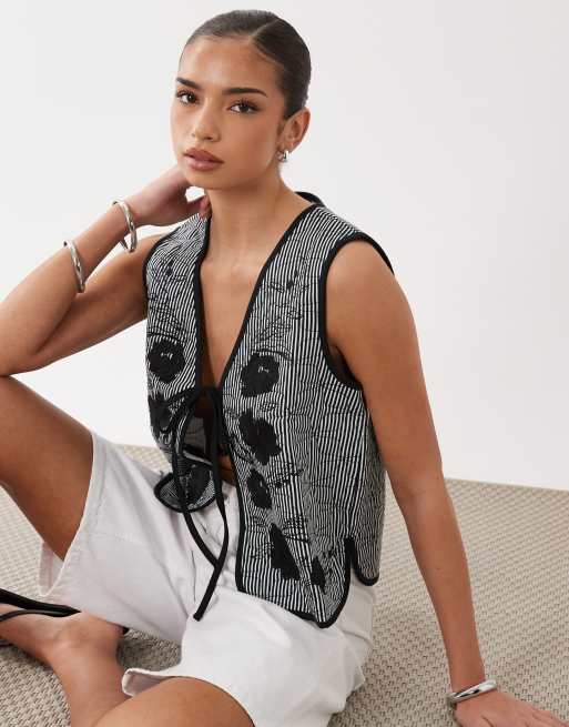 ASOS DESIGN - Gilet trapuntato a righe nero e bianco con motivo floreale ricamato, 4 di 4
