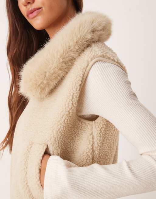 ASOS DESIGN - Gilet van borg-fleece met kraag van imitatiebont, 3 van 4