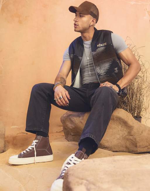 ASOS DESIGN - Gilet van borg met aan elkaar genaaide vlakken, borduurwerk en motief in zwart 