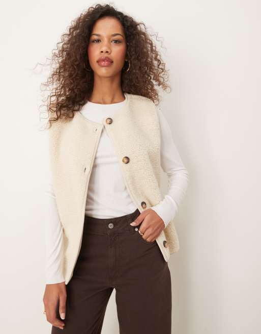 ASOS DESIGN - Gilet van borg met biezen van suedette in crème