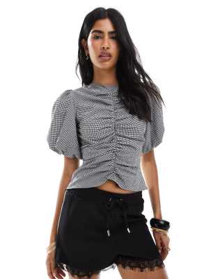 ASOS DESIGN – Ginghamrutig topp med puffärmar och ryschad design framtill - view 1