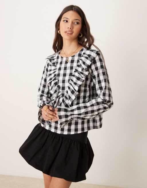 ASOS DESIGN – Ginghamrutig topp med volang framtill