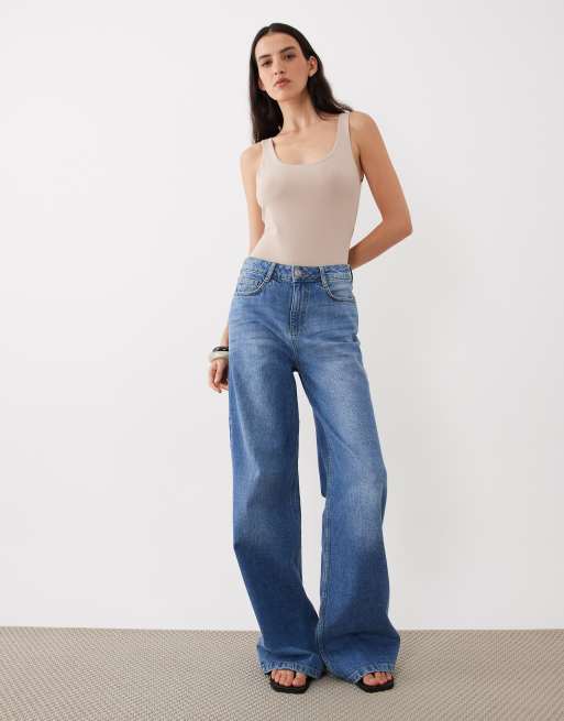 ASOS DESIGN - Gladde body van polyamide met lage ronde hals in stone, 2 van 4