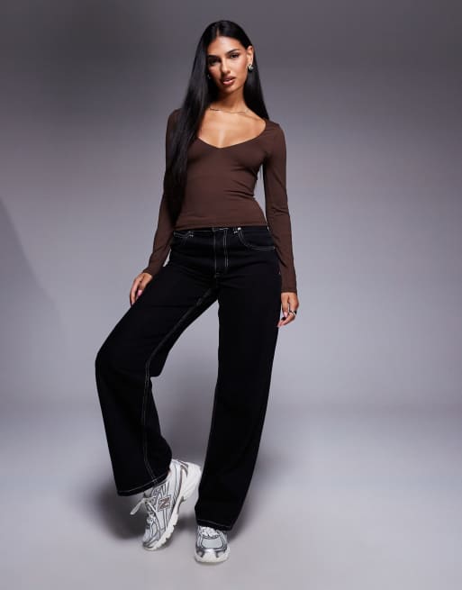 ASOS DESIGN - Gladde top van polyamide met diepe V-hals in chocoladebruin, 2 van 4